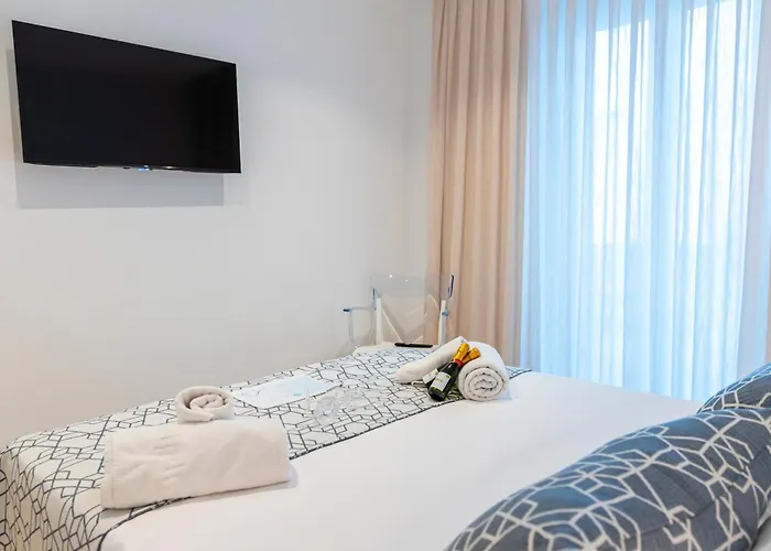 Olas Del Mar * إِستيبونا