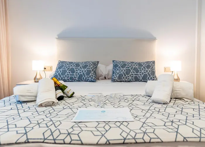 Olas Del Mar إِستيبونا